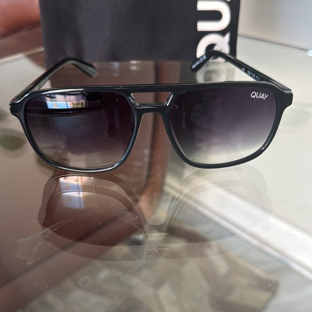 QUAY - ON THE FLY - BRAND NEW - COMES WITH DUST BAG & CLOTH